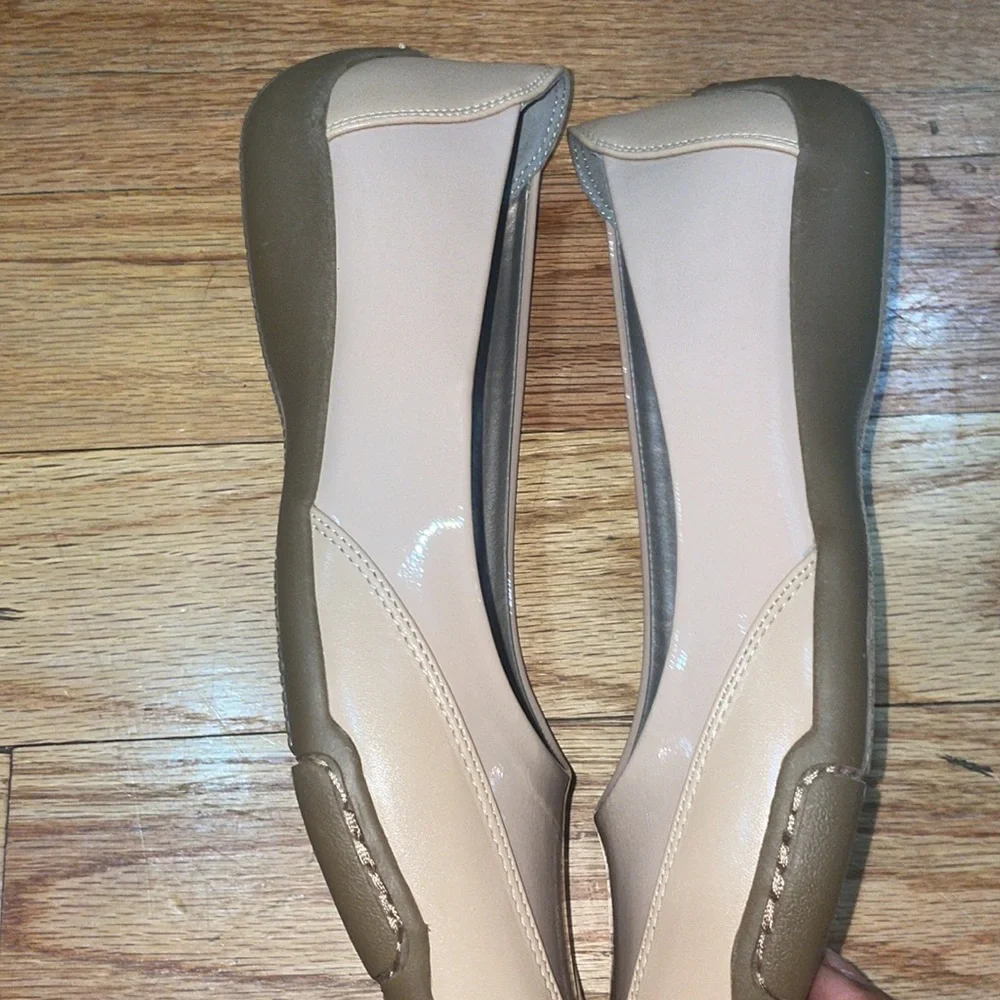 NEW ARRAY Women's Cascade Two-Tone Comfort Flat with Rubber Sole 10